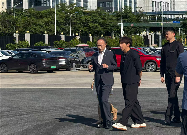 歌手胡海泉现身比亚迪总部！被腾势总经理李慧无人驾驶漂移带飞