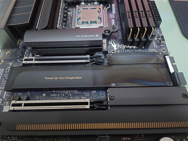 RTX 5090实在太热了！竟然把主板“烤熟了”