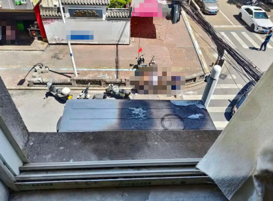 砰的一声巨响！按下空调遥控器 室外机当场爆炸起火