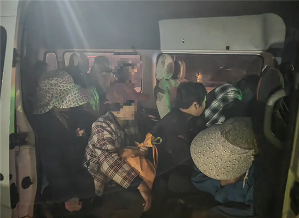 七座面包车硬塞28人 超员达300%车都要被挤爆了！