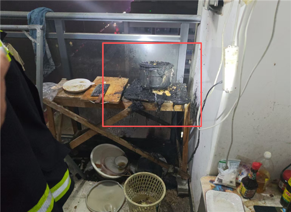 男子80元网购无牌电饭煲 仅离开15分钟突然喷火