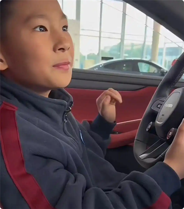 太暖了！小米为小孩哥定制一辆小YU7 GT 跑上CTCC赛道