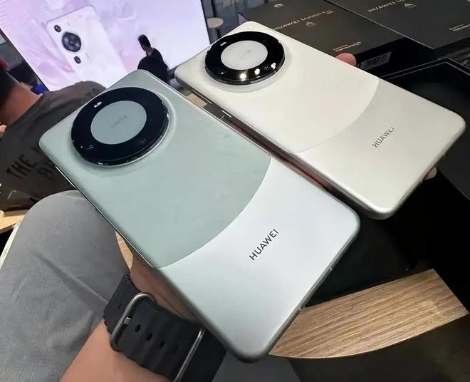 华为Mate70Pro+是不是曲面屏？屏幕是曲面的吗？