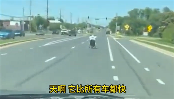 速度比汽车还快！美国男子开电动轮椅在路上狂飙