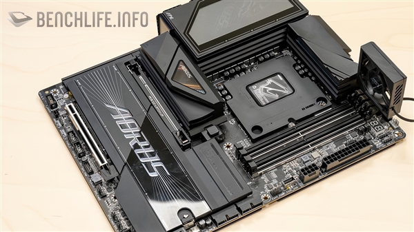 三个8-pin供电!技嘉首款Z990主板亮相:为Intel 52核桌面怪兽铺路