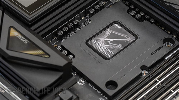 三个8-pin供电!技嘉首款Z990主板亮相:为Intel 52核桌面怪兽铺路