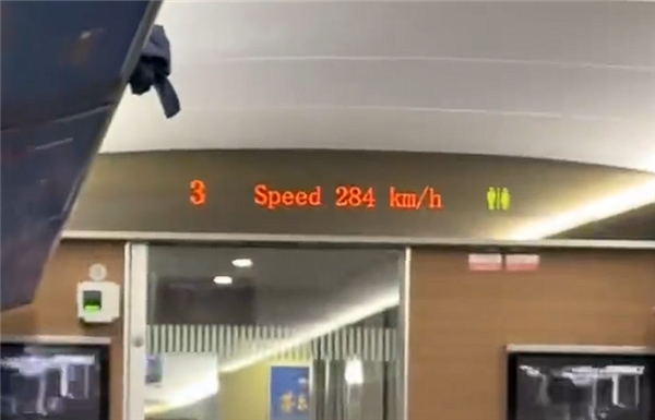 摩托车狂飙超280km/h与高铁并驾齐驱 交警回应:正在处置中