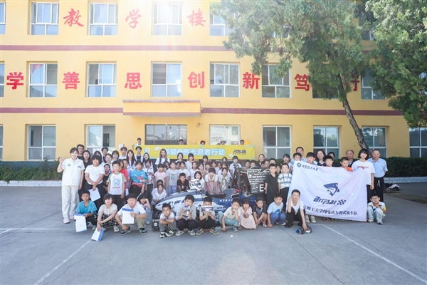 华硕e创志愿者行动走进石家庄赞皇县 为孩子们送上“六一”科技礼