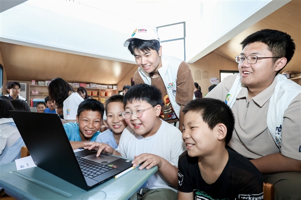 华硕e创志愿者行动走进石家庄赞皇县 为孩子们送上“六一”科技礼