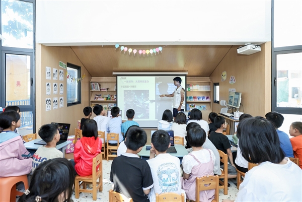 华硕e创志愿者行动走进石家庄赞皇县 为孩子们送上“六一”科技礼