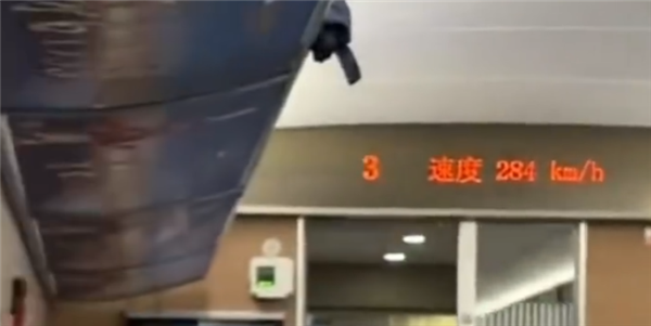 男子骑摩托车狂飙几乎追平高铁 官方通报:涉嫌严重超速 为博流量拍视频