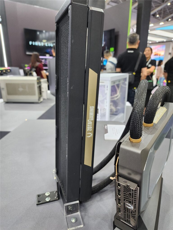 索泰展示两款RTX 5080液冷原型显卡:分体水冷头版与360mm AIO版亮相