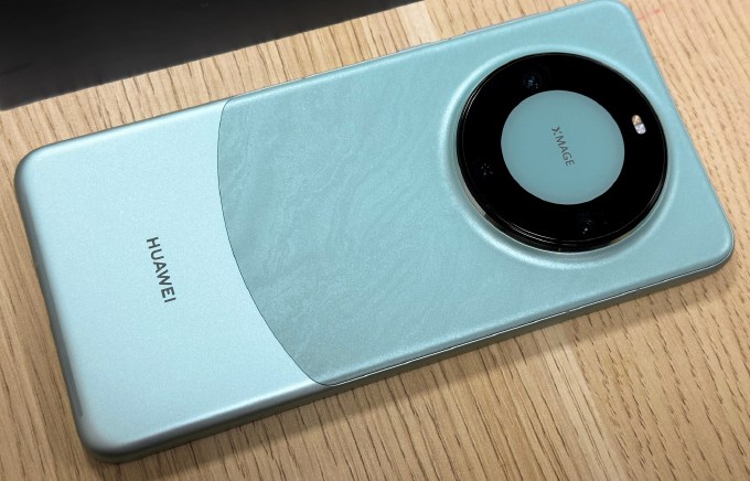 华为Mate70Pro是不是曲面屏?