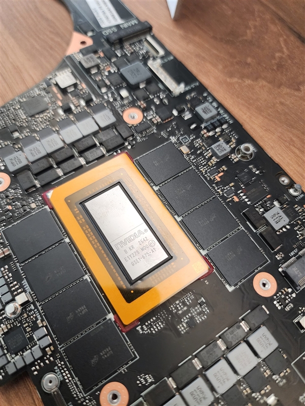 英伟达首款Windows专用处理器RTX Spark实物曝光:买显卡送CPU、附赠8颗内存