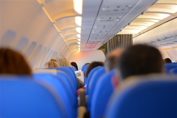 乘客用智能眼镜偷拍空姐上传引争议 乐奇回应:违规内容全部清理下架