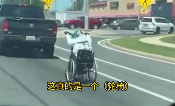速度比汽车还快!美国男子开电动轮椅在路上狂飙