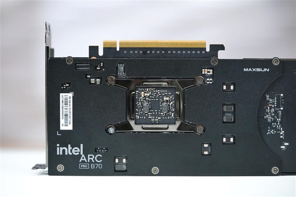 轻松本地部署大模型!铭瑄锐炫Pro B70 32GB Turbo显卡图赏