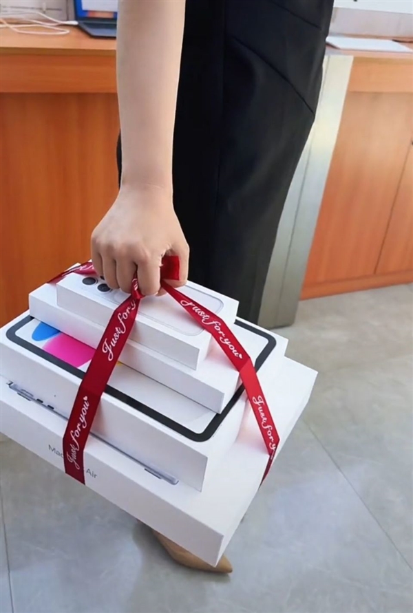 高考刚结束苹果商店就被挤爆:家长花2万多扎堆为孩子购置苹果四件套