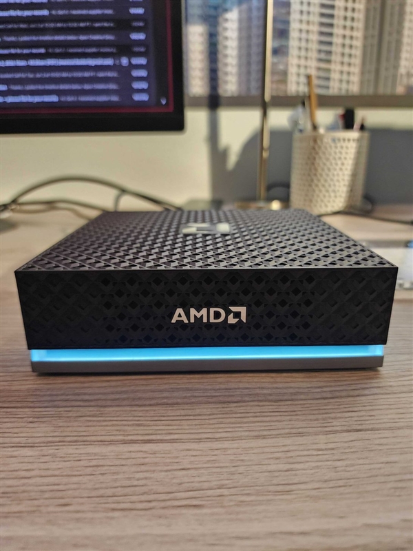 2.7万元!AMD锐龙AI Halo上市:挑战NVIDIA DGX Spark