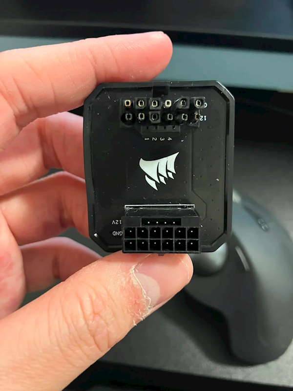 号称耐105℃的供电转接头都融化了!烧毁公版RTX 4090