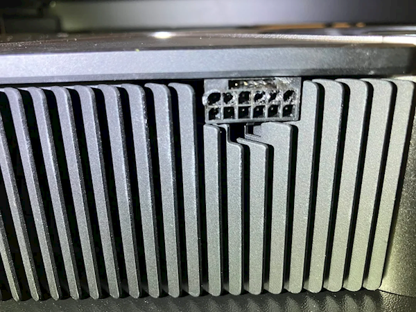 号称耐105℃的供电转接头都融化了!烧毁公版RTX 4090