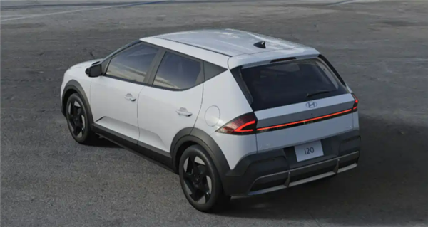 小型车变SUV!全新现代i20官图发布:曲面双联屏+贯穿灯组