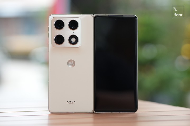 摩托罗拉 Razr Fold 体验:去,把三星的桌子掀了