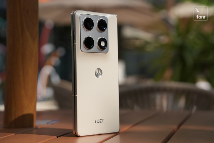摩托罗拉 Razr Fold 体验:去,把三星的桌子掀了
