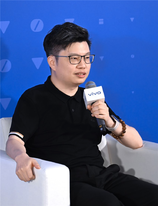 存储疯涨下 7999元X Fold6杀疯!vivo黄韬:对新机销量有信心 比上代至少30%增长