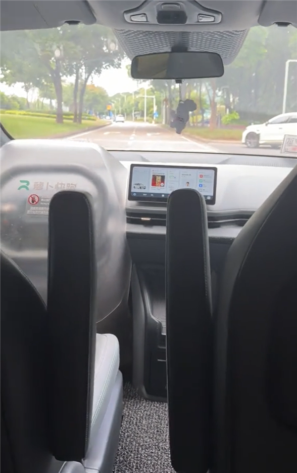 着急上班结果遇上佛系自动驾驶出租车!网友:隔着屏幕都感觉乘客要被气出内伤