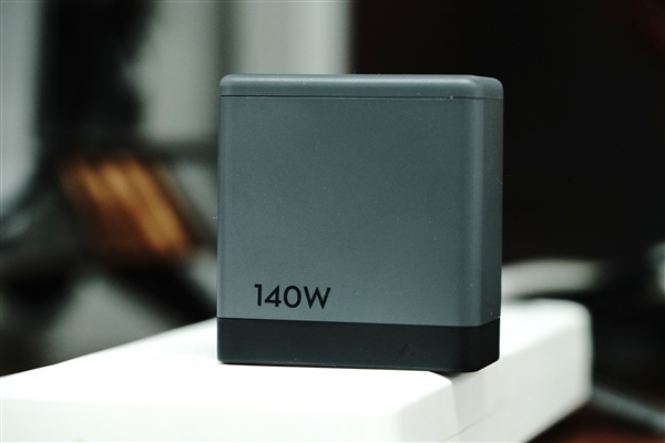 2C1A轻松充笔记本!大疆DJI power 140W氮化镓充电器图赏