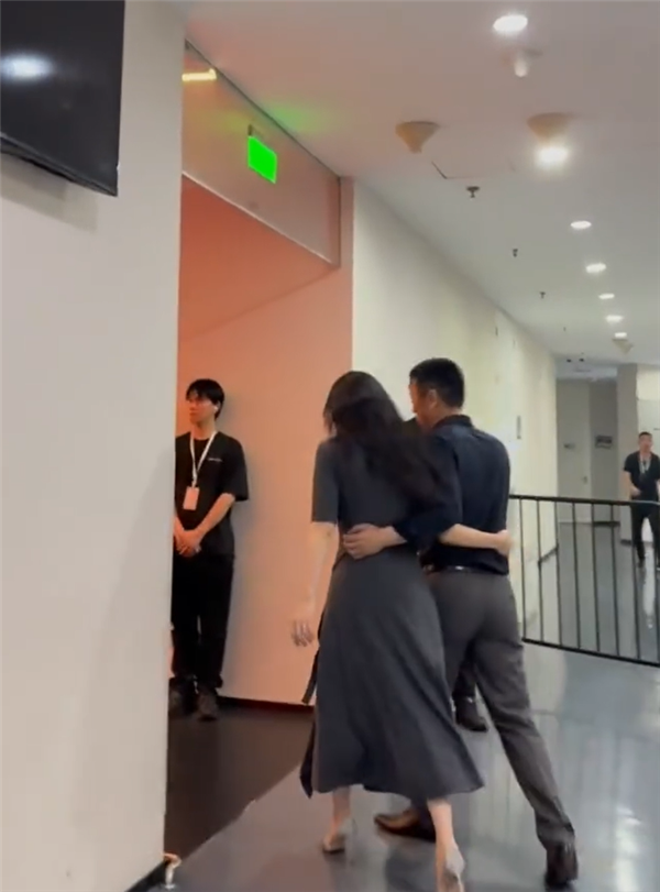 蔚来李斌与妻子王奕芝互相搂腰鼓励 王奕芝:有些美好的仗 我们一起打