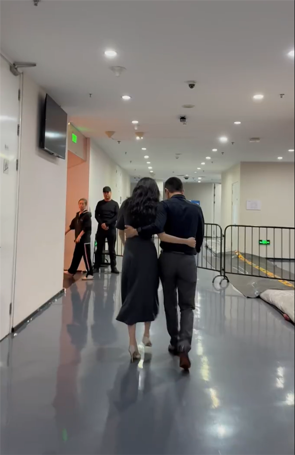 蔚来李斌与妻子王奕芝互相搂腰鼓励 王奕芝:有些美好的仗 我们一起打