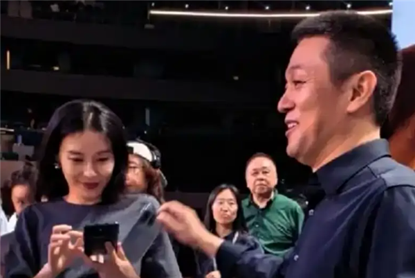 蔚来李斌与妻子王奕芝互相搂腰鼓励 王奕芝:有些美好的仗 我们一起打