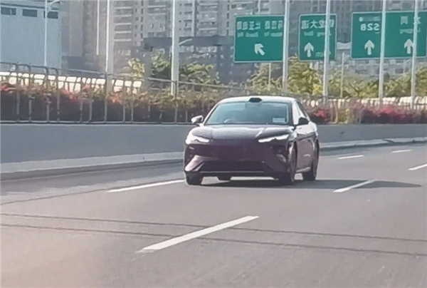 海洋网旗舰轿车 比亚迪海豹08实车曝光:大波浪尾灯异常醒目