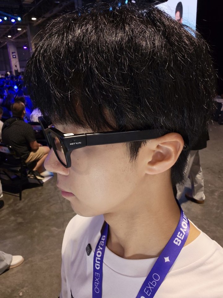 讯飞首款 AI 眼镜,用 40 克撬动 AI 工作流