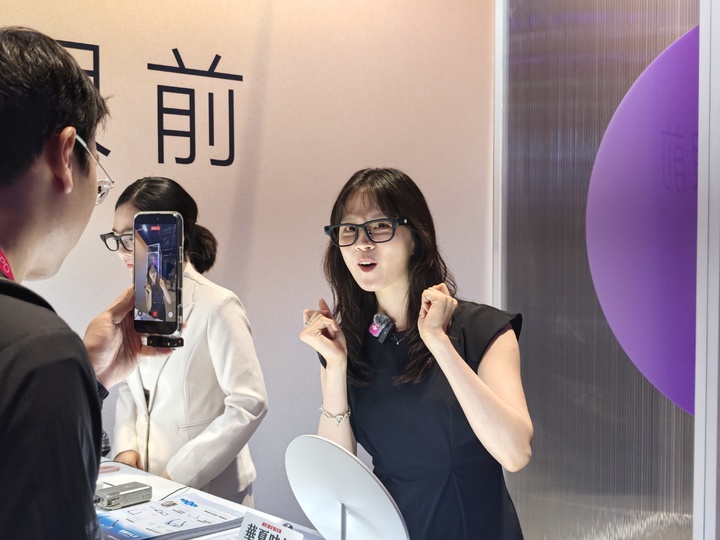 讯飞首款 AI 眼镜,用 40 克撬动 AI 工作流