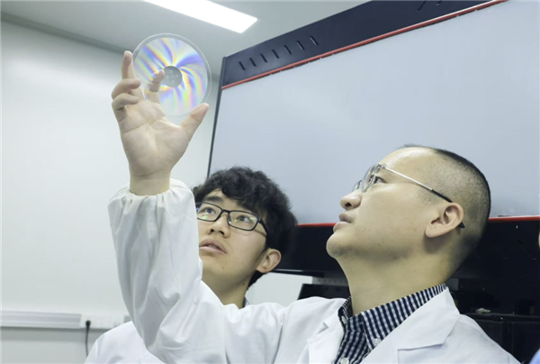我国玻璃硬盘实现量产!一片能装2.5万部高清电影:数据保存10万年