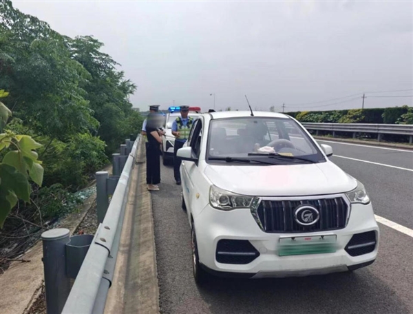 高速超车道惊现老头乐：跟随前车从ETC通道驶入
