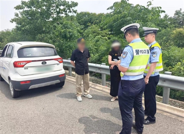 高速超车道惊现老头乐:跟随前车从ETC通道驶入