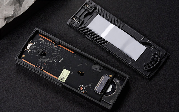 华硕ProArt创梦40Gbps移动高速硬盘盒首发569元:支持USB4协议 内嵌智能风扇