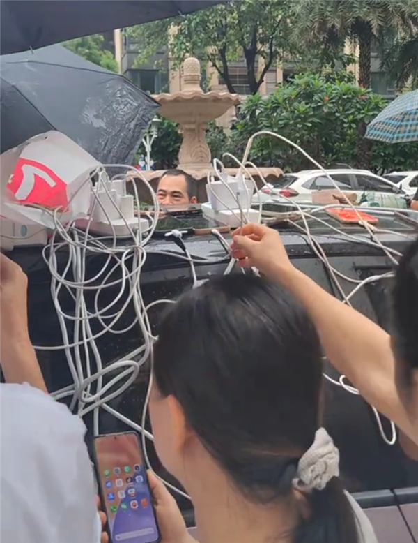 广西洪水致小区停电！比亚迪外放电立大功 车身插满手机充电器
