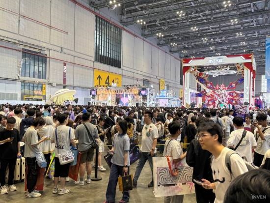 韩媒看傻了!上海BW人山人海 展区大到拍不完