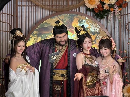 韩媒看傻了!上海BW人山人海 展区大到拍不完