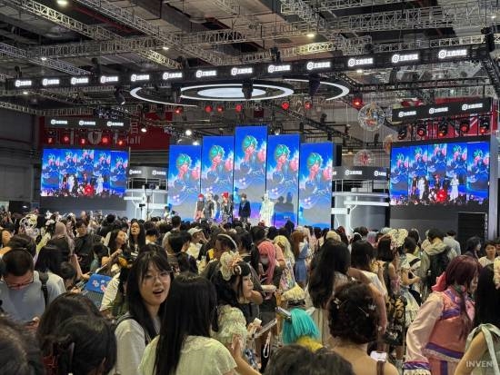 韩媒看傻了!上海BW人山人海 展区大到拍不完