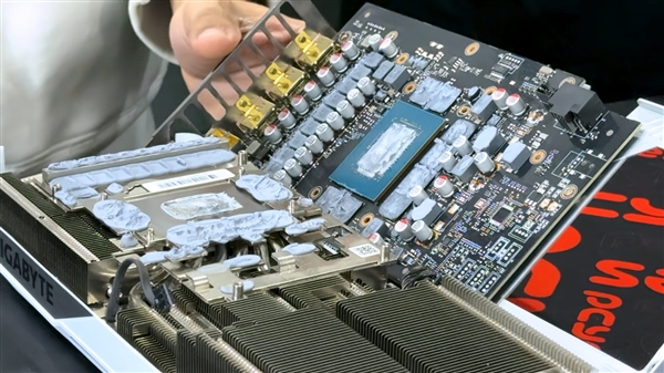 RTX 50系列显卡热点温度107°C!降频元凶找到了