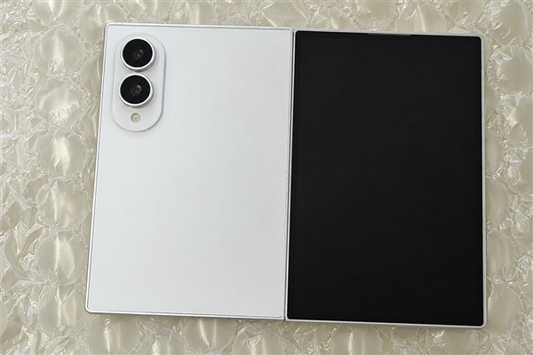 安卓首款阔折叠！三星Galaxy Z Fold8进驻官方门店：外观敲定