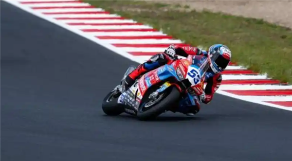 WSBK英国站正赛首回合:德比斯第8名完赛 64号车手首圈摔出赛道