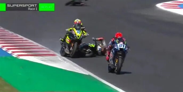 WSBK英国站正赛首回合:德比斯第8名完赛 64号车手首圈摔出赛道