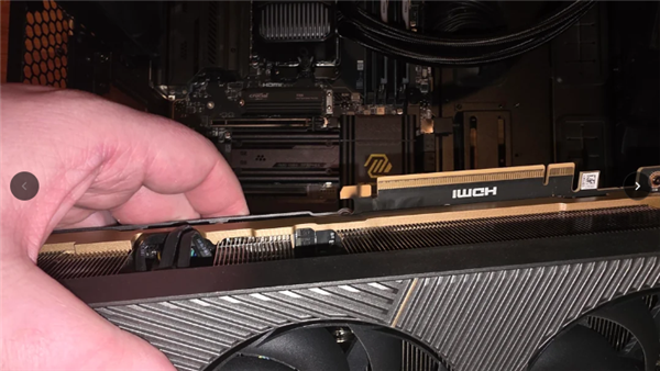 离谱!RTX 5090玩游戏五分钟后炸冒烟了